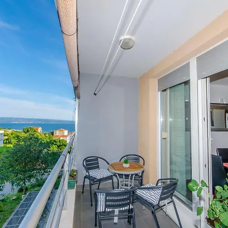 Trili With Private Garage Apartment *