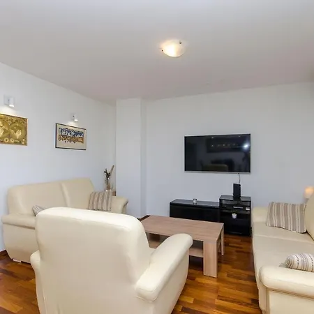 Apartment Trili With Private Garage *