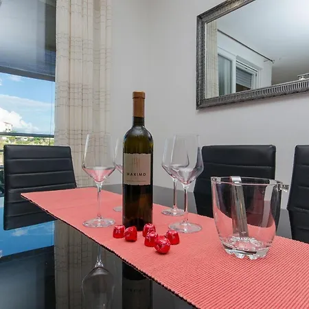 Trili With Private Garage Apartment *