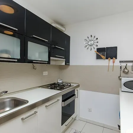 Trili With Private Garage Apartment *